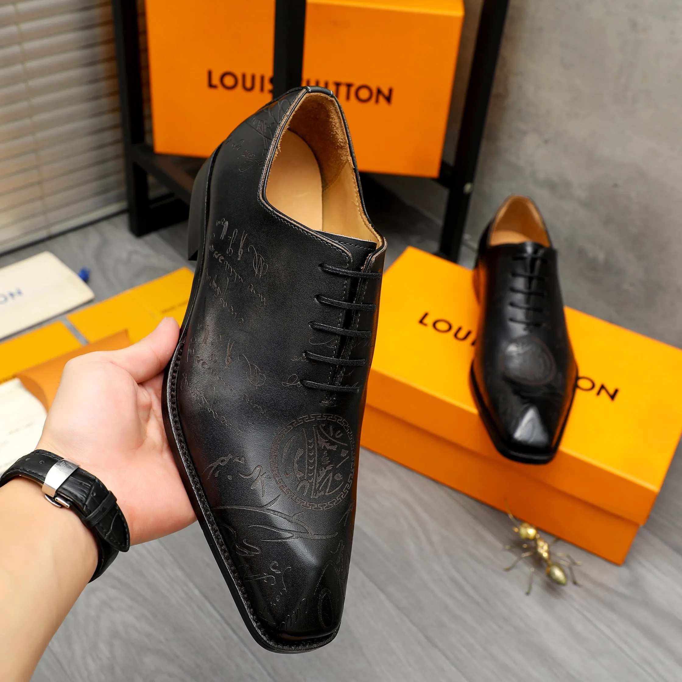 Men's shoes 💰580 Product trademark: LV "Louis Vuitton" business lace-up formal leather shoes Regular size: 37-46 Product materials: Selected carved cowhide upper, pigskin lining, rubber outsole